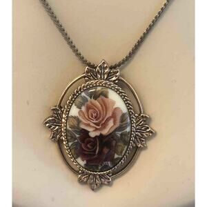 Vintage Signed Sarah Coventry Floral Cameo Necklace Gold Tone Oval Pendant EUC